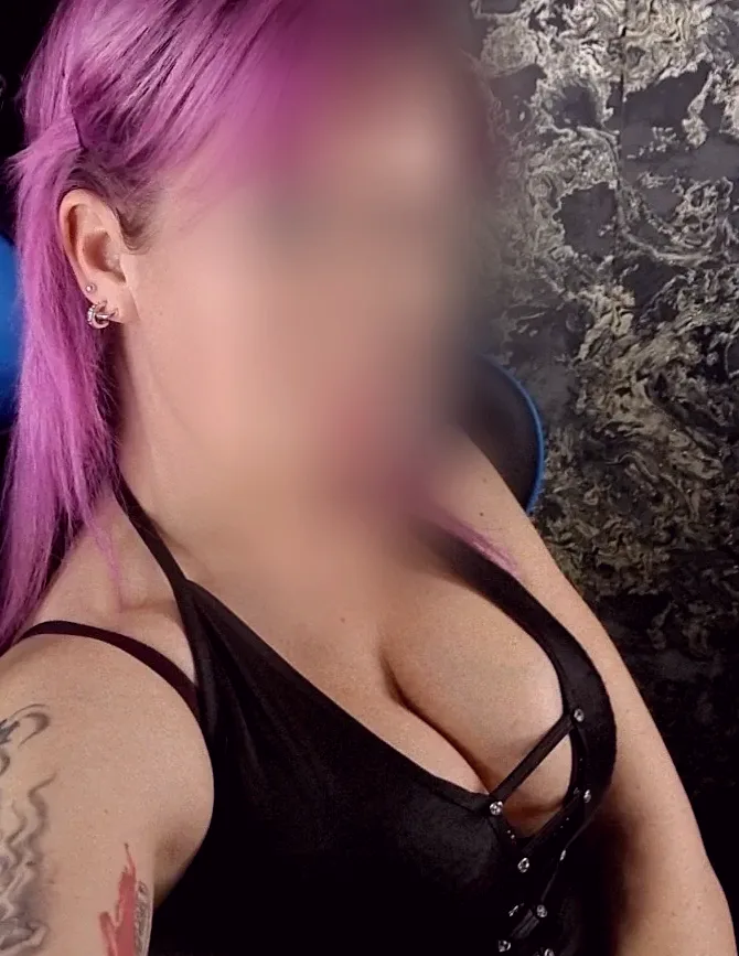 Anna, 37