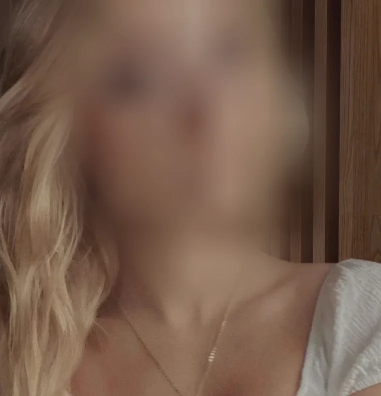 Larissa, 19
